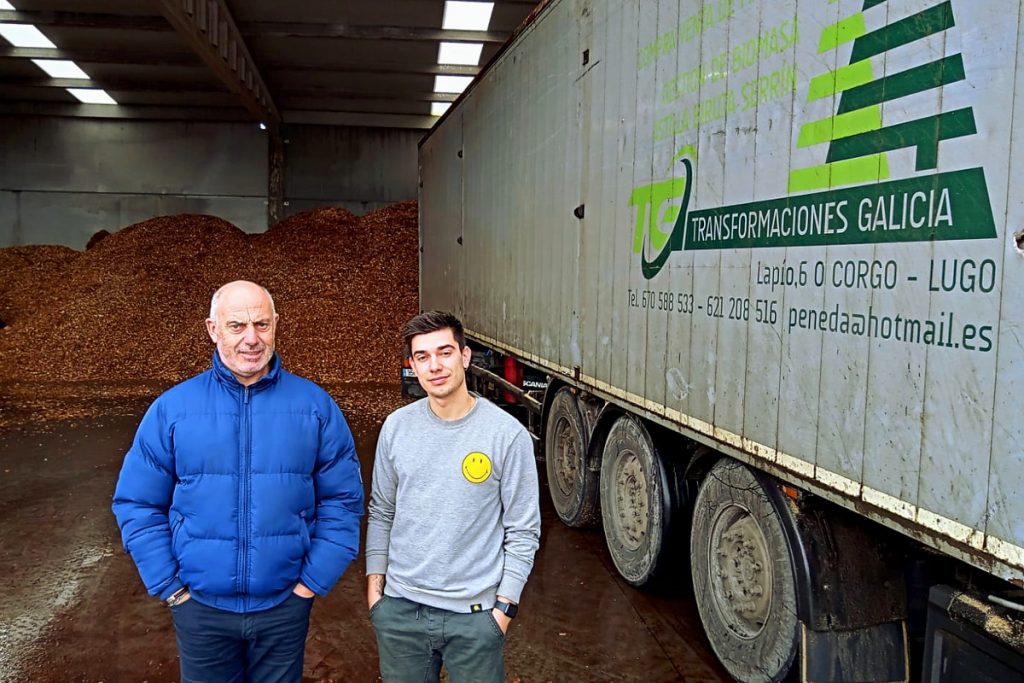 Luis, xunto ao seu fillo Pablo, nas instalacións da empresa no Corgo