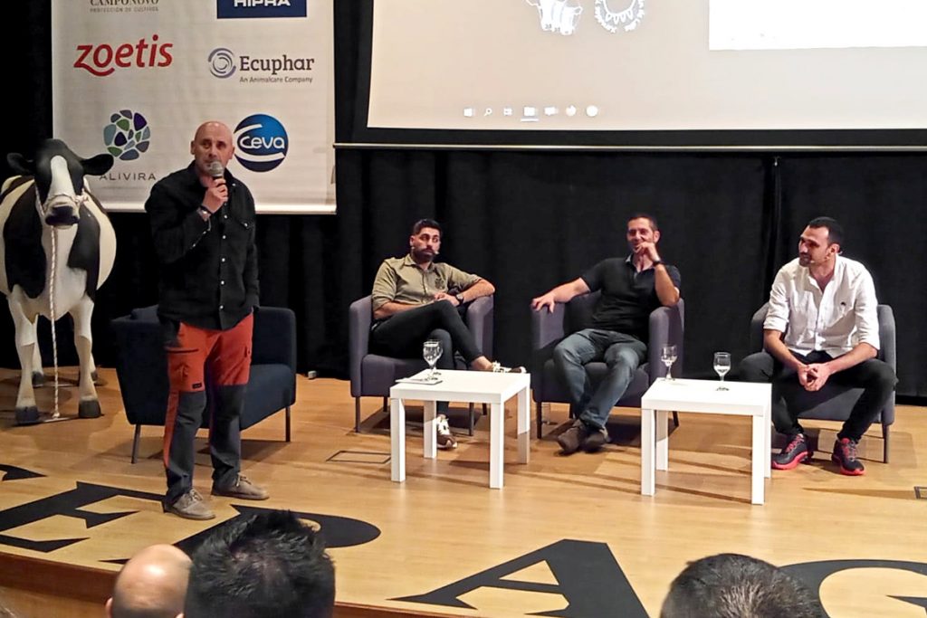 Pablo Suárez, Marcos Alvite e Jesús Blanco durante a mesa redonda sobre dixitalización nas xornadas de vacún de leite de Seragro