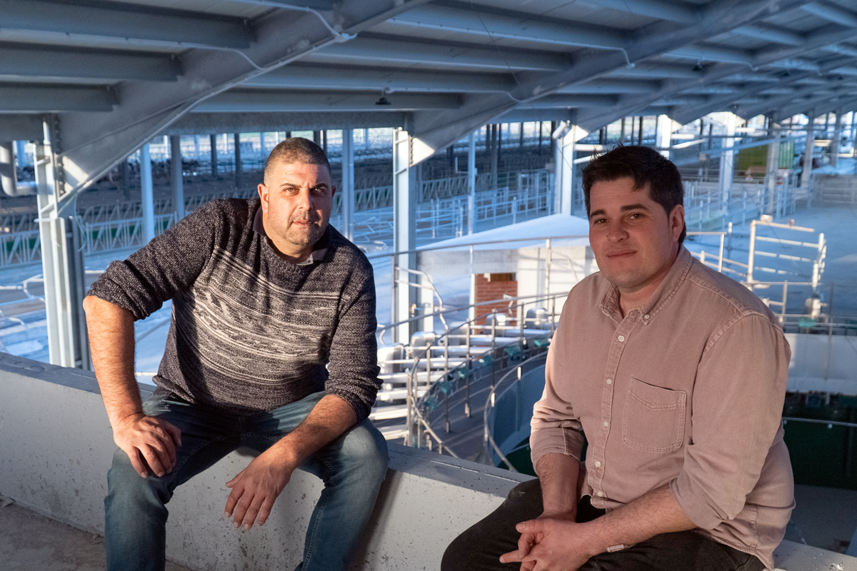 Víctor e Tino, no novo establo de produción construído en Señoráns