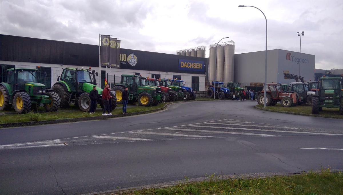 Tractores dos agricultores e gandeiros concentrados este mércores pola tarde no polígono industrial