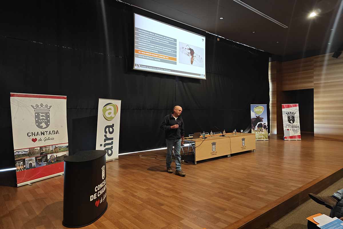 O veterinario Alberto Díez durante a súa charla no auditorio de Chantada