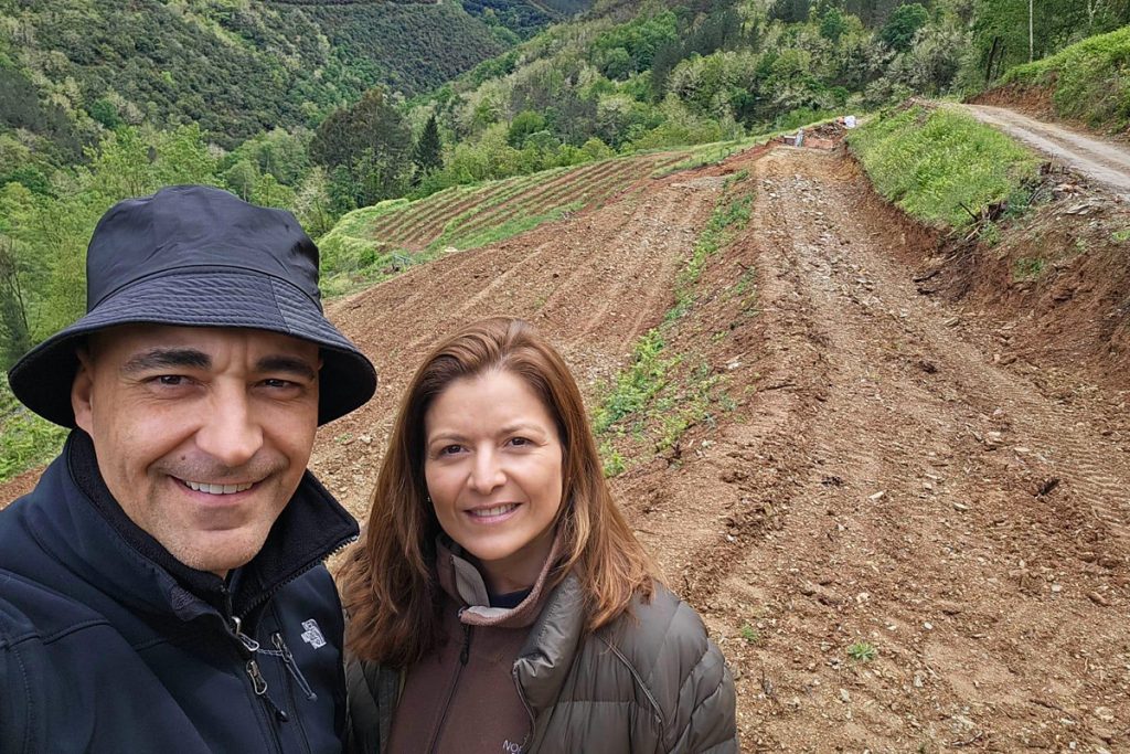 Pablo e Mónica, na parcela onde este ano comezarán a plantar en bancais as súas primeiras cepas