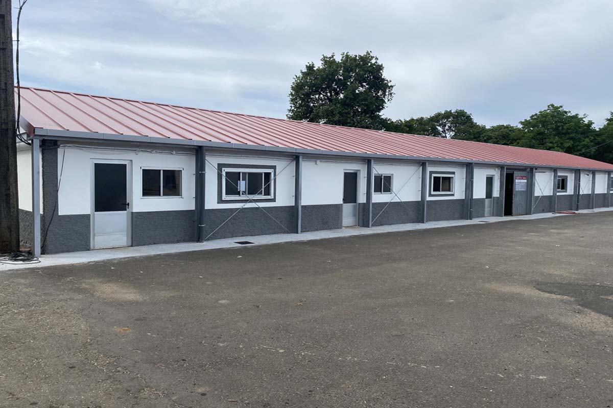 As naves da granxa da Finca Mouriscade rehabilitadas recentemente. Cedida