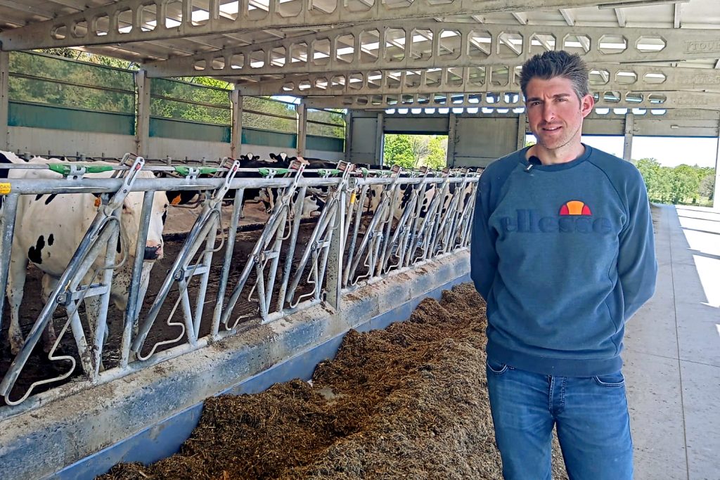 Javier Neira, no establo novo construído no ano 2020
