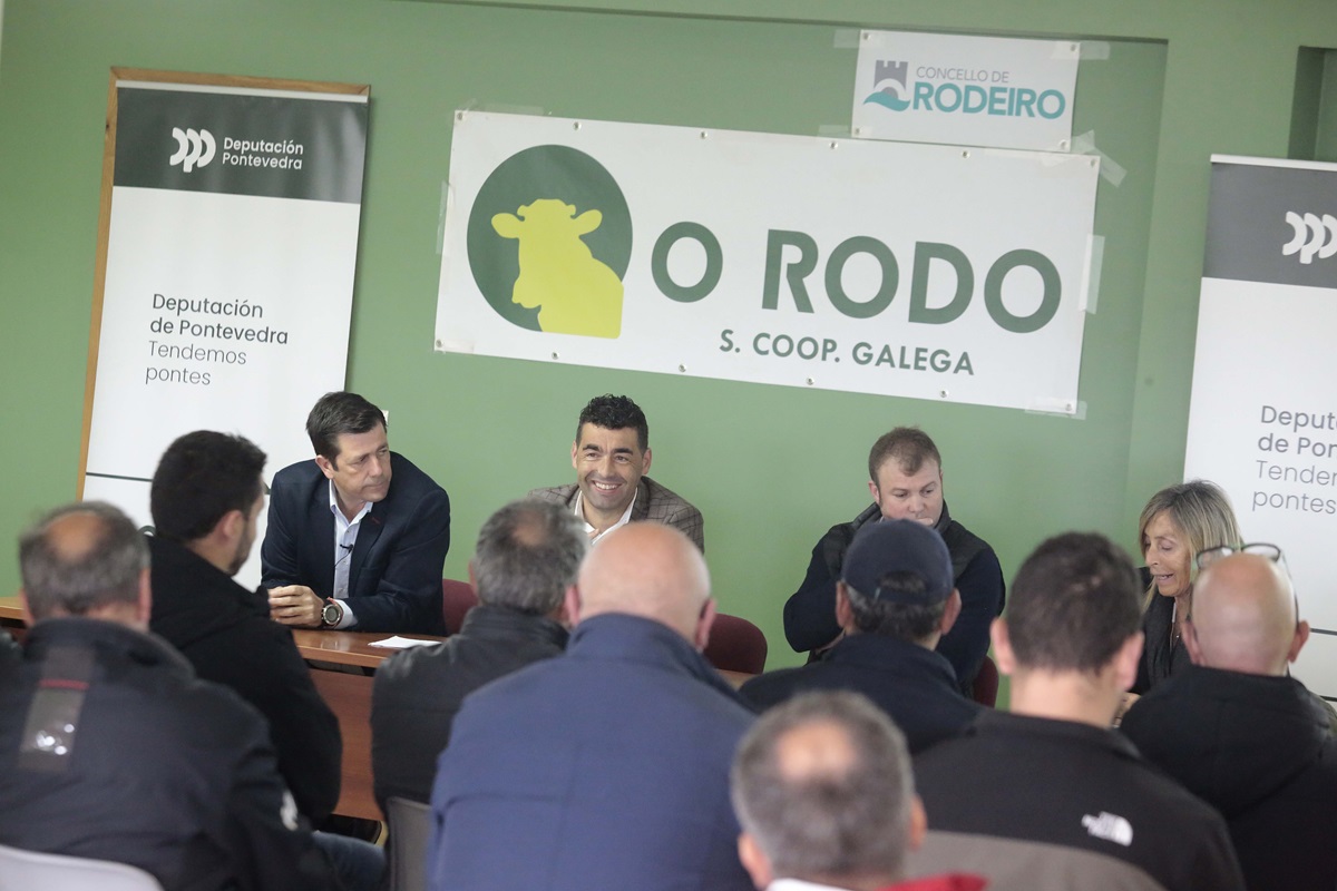 Encontro entre o presidente da Deputación de Pontevedra e a cooperativa O Rodo