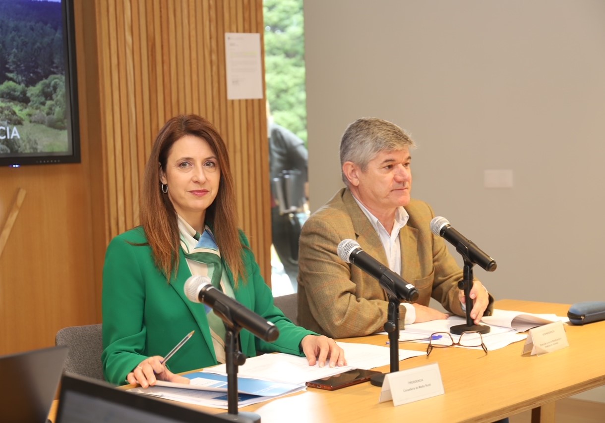A conselleira María José Gómez presentou o Pladiga 2024 acompañada por Manuel Rodríguez Vázquez - Director xeral de Defensa do Monte. José Luis Chan Rodríguez - Director xeral de Planificación e Ordenación 