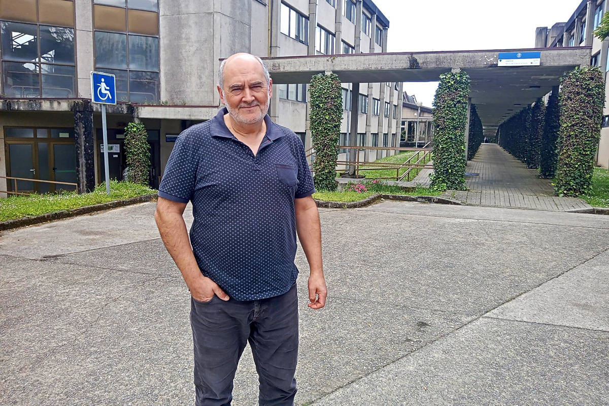 Ramiro Fouz, diante do edificio da Facultade de Veterinaria de Lugo, onde é profesor do Departamento de Produción Animal