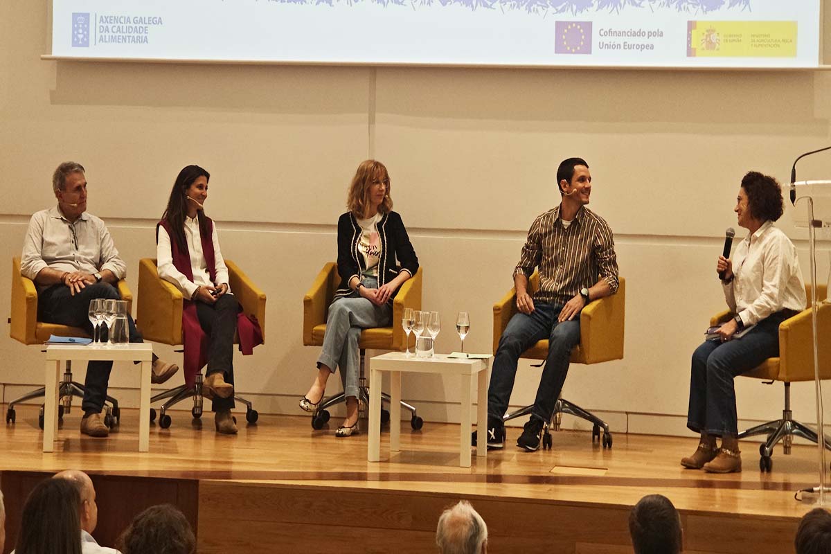 Participantes na mesa redonda. De esquerda a dereita: Orejas, Villacieros, Díaz e Riera 