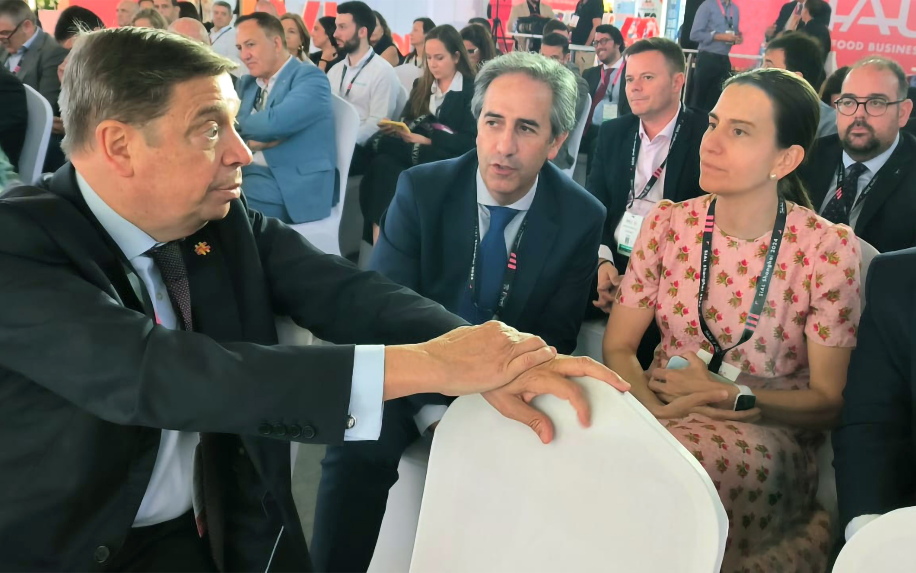 Luis Planas conversa con Miguel Sarria y Teresa Gómez-Franqueira