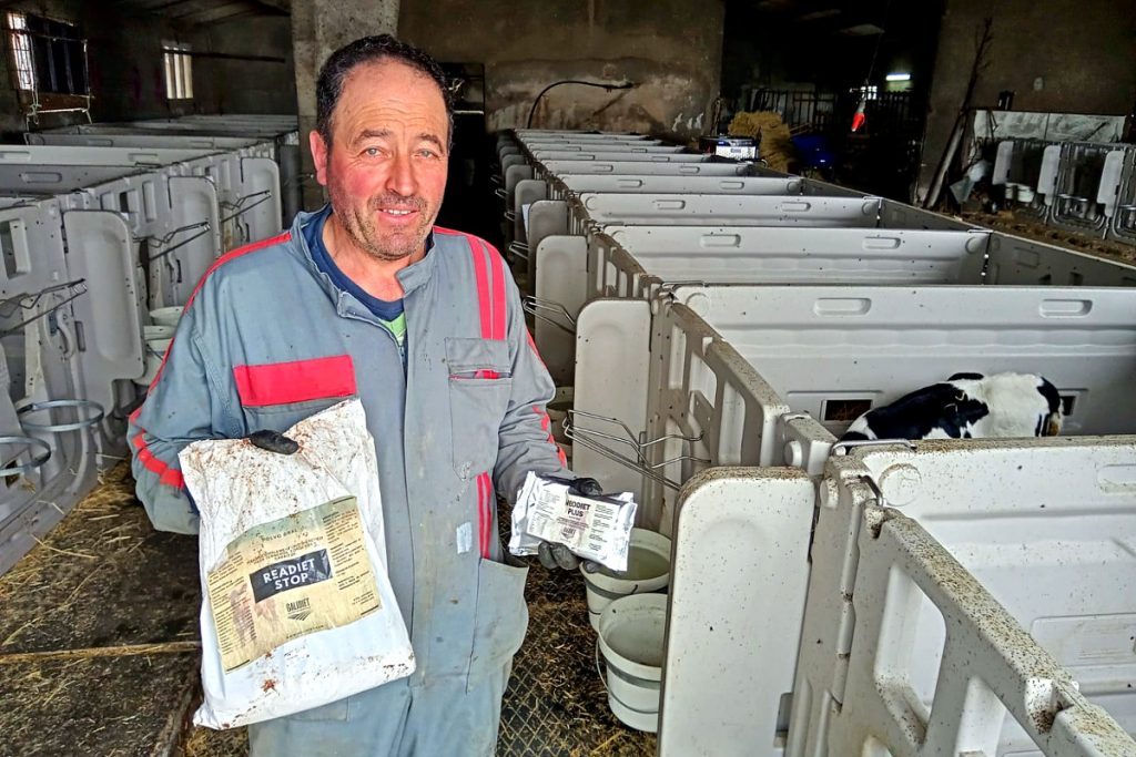 Manuel, na zona dos boxes de recría de SAT Os Penedos