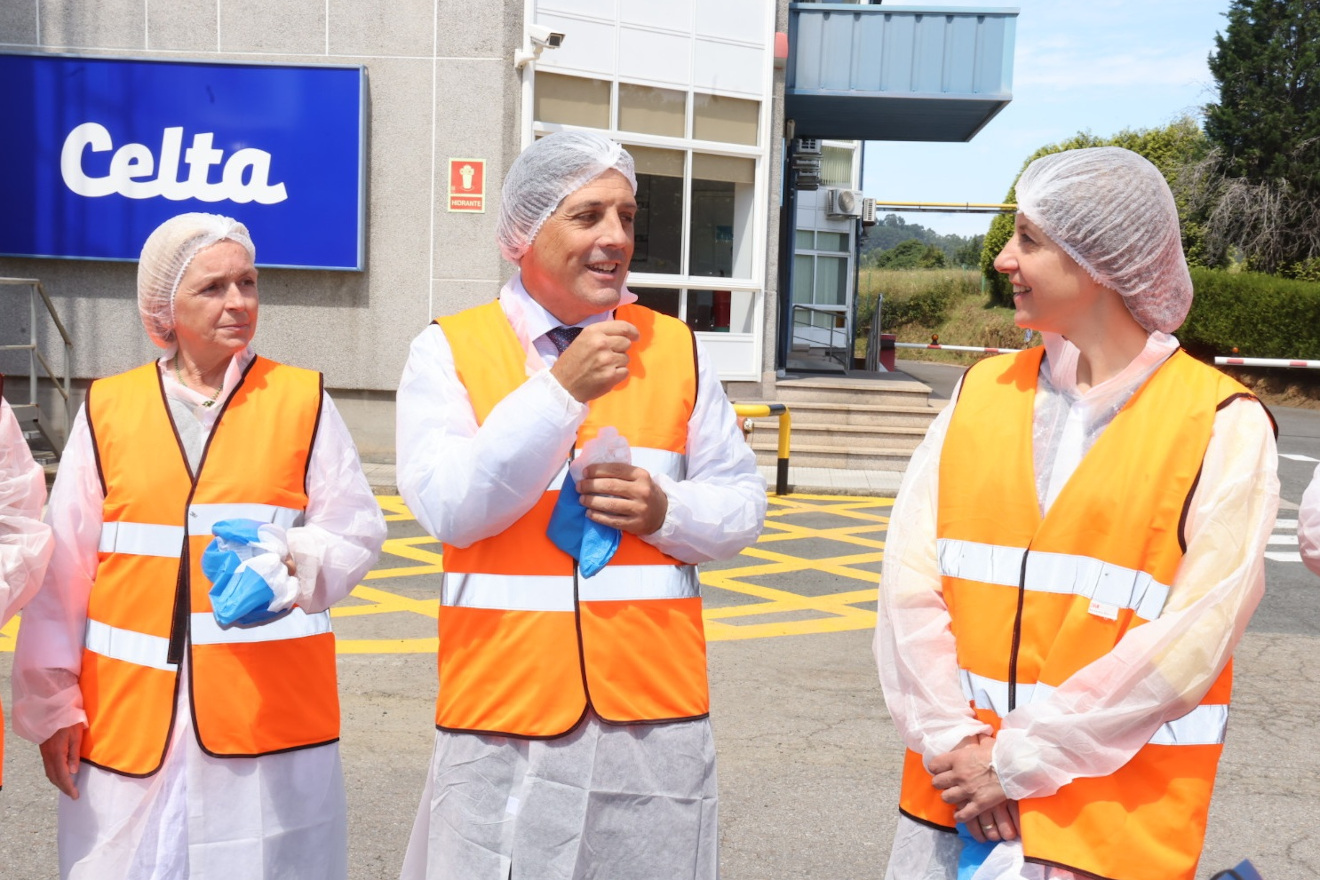 A conselleira do Medio Rural, María José Gómez, acompañada pola delegada territorial da Xunta en Ferrol, Martina Aneiros, visitou hoxe as instalacións da planta de Leche Celta en Pontedeume,