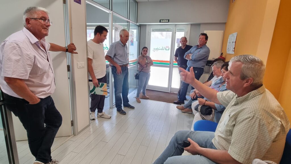 Representantes de Unións Agrarias reuníronse este luns en Becerreá con produtores de leite afectados