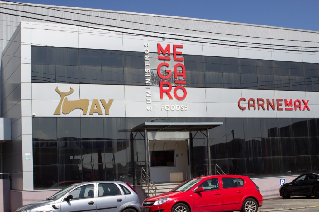 Instalacións de Megaro Foods e Cárnicas Nay no polígono industrial de Castro Riberas de Lea (Castro de Rei)