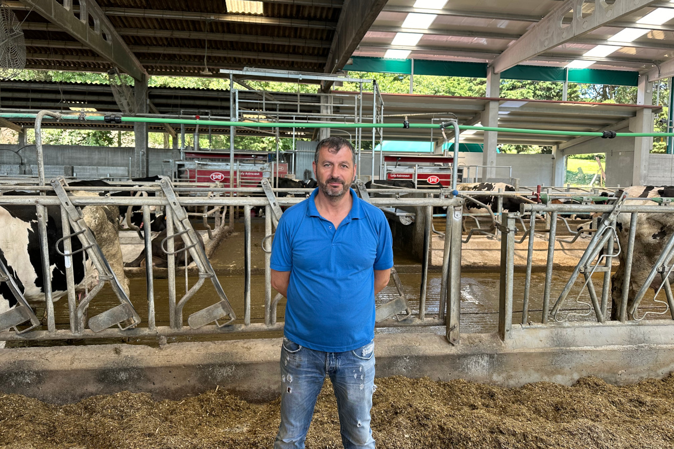 Gumersindo Otero Lema (Sindo) na súa granxa
