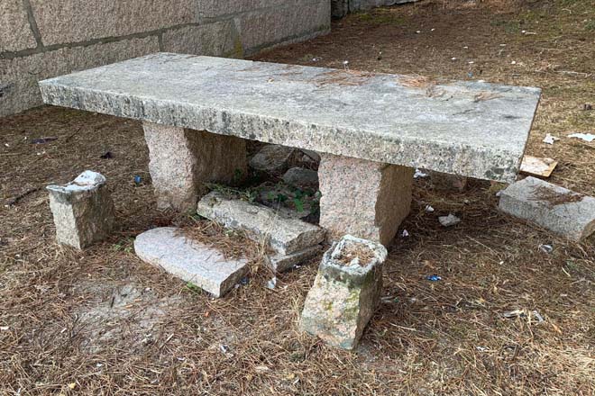 Destrozos en un área de ocio en el monte vecinal de Atios, en Porriño.