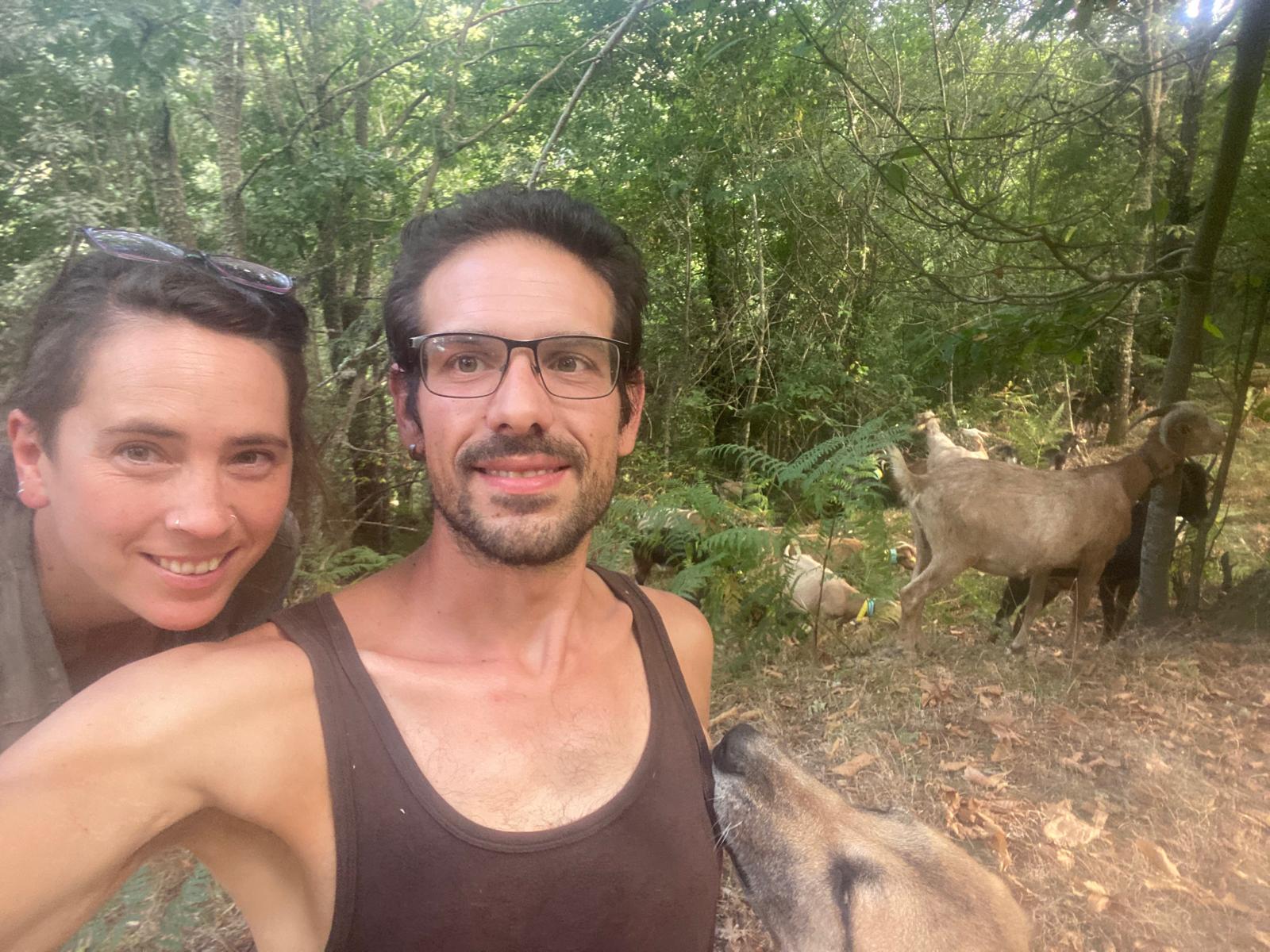 Antonio y Paula en uno de los terrenos que pastorean con sus cabras. Foto: Cedida