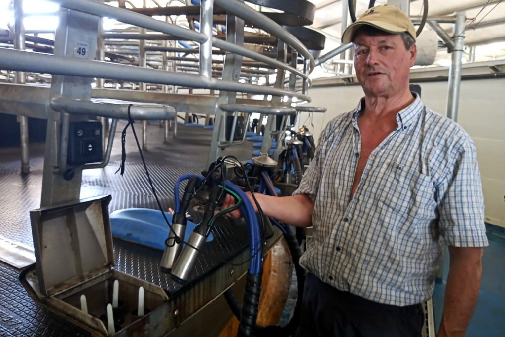 Instalaron unha sala rotativa de 50 puntos con capacidade para muxir 1.000 vacas tres veces ao día