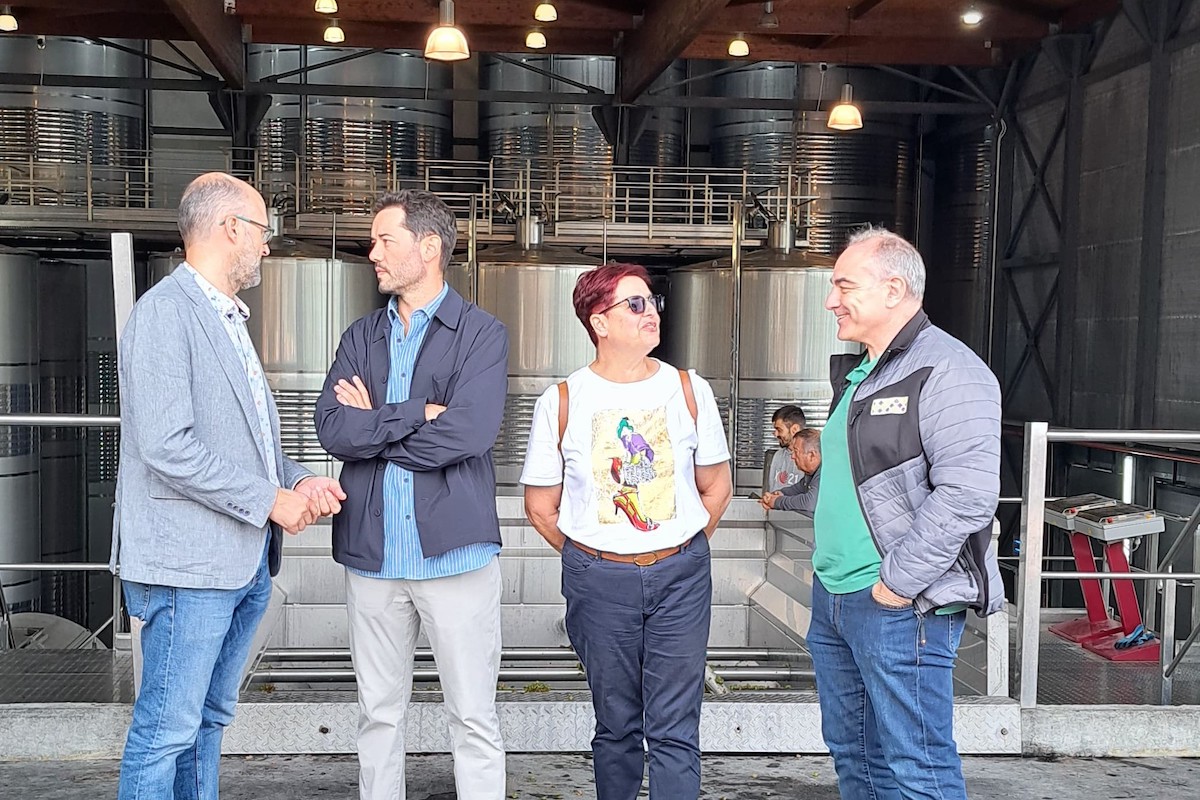 O director de Agacal, Alemparte, e a presidenta da DO Ribeiro, Concha Iglesias, durante a súa visita este xoves á adega Viña Costeira.