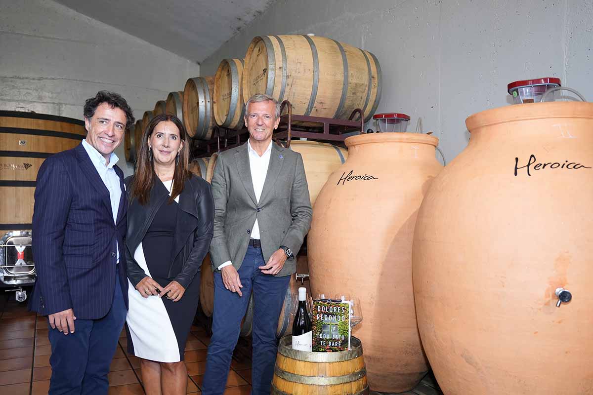 Juan Luis Méndez-Rojo, Dolores Redondo e Alfonso Rueda na presentación do viño. Cedida