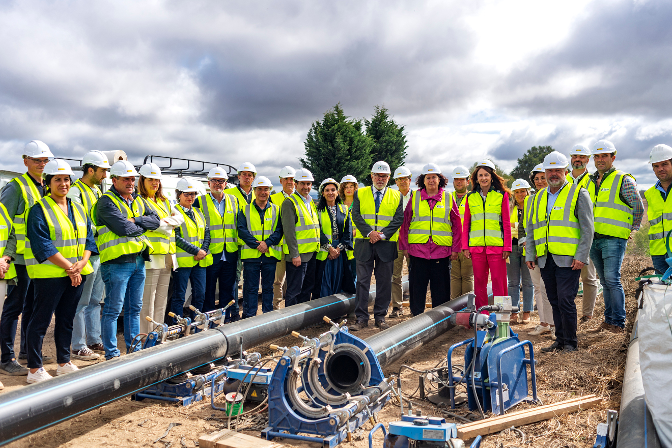 VISITA ÁS OBRAS DO REGADÍO DA LIMIA. O presidente provincial, Luis Menor, asiste ao acto institucional de visita de obras do convenio regulador para financiación e construción, entrega, recepción e seguimento medioambiental das obras de modernización e consolidación dos regadíos da comunidade xeral de regantes Nova Limia. En Camiño Pena a Solveira (Xinzo de Limia). Tamén participan no acto, Begoña García Vernal (Secretaria de Estado de Agricultura e Alimentación), Francisco Rodríguez Mulero (Presidente de SAIASA), Amador Saburido (Presidente da Asociación de Regantes Nova Limia), María José Gómez Rodríguez (Conselleira de Medio Rutal) e outras personalidade e autoridades de Limia.
