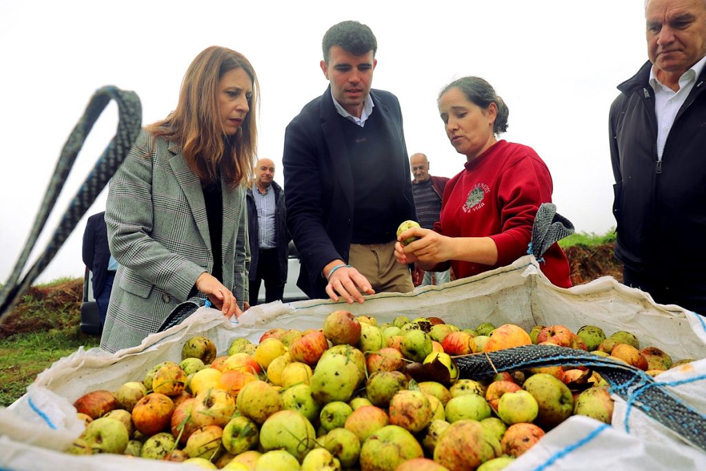 María José Gómez xunto á produtora de mazá de sidra Mónica Brey