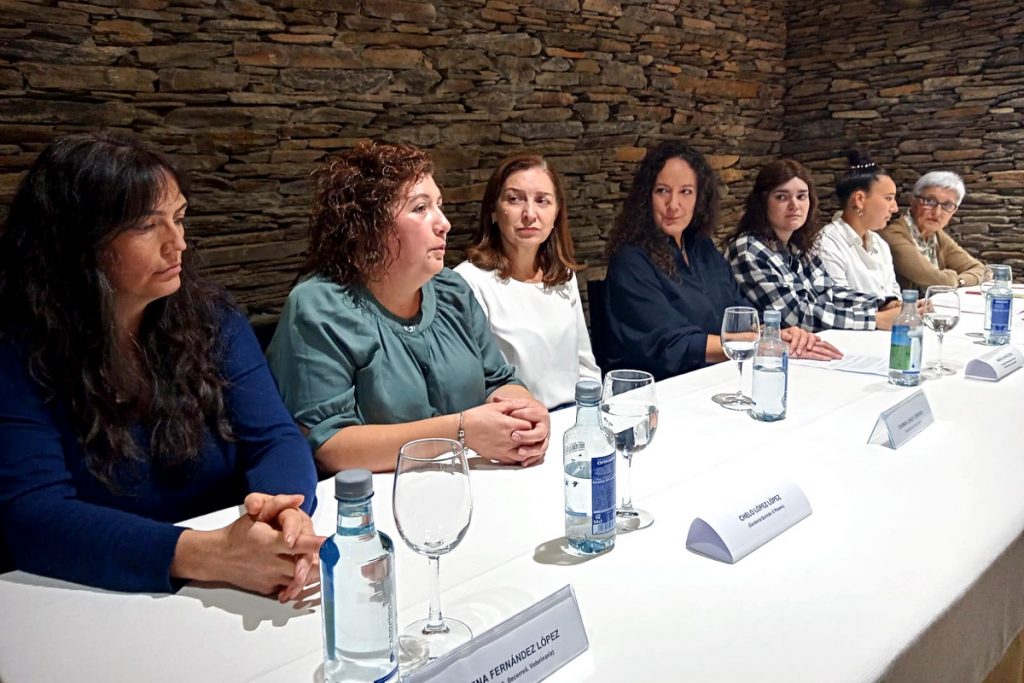Mesa interxeracional organizada por Agromuralla en Lugo, que xuntou a gandeiras con Carmen Lence