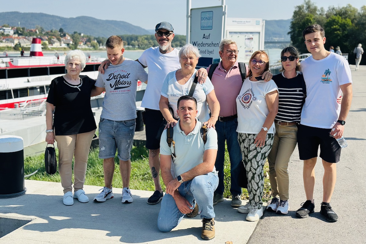 Los nueve nuevos embajadores de la raza Fleckvieh Austria en España. (de izq. a der.): Miren Itziar, Javier, Antonio, Miren, Antonio Barreira (abajo), Antonio Peñarrubia, María Pilar, Anabel y Adrian – Foto: geneticAUSTRIA