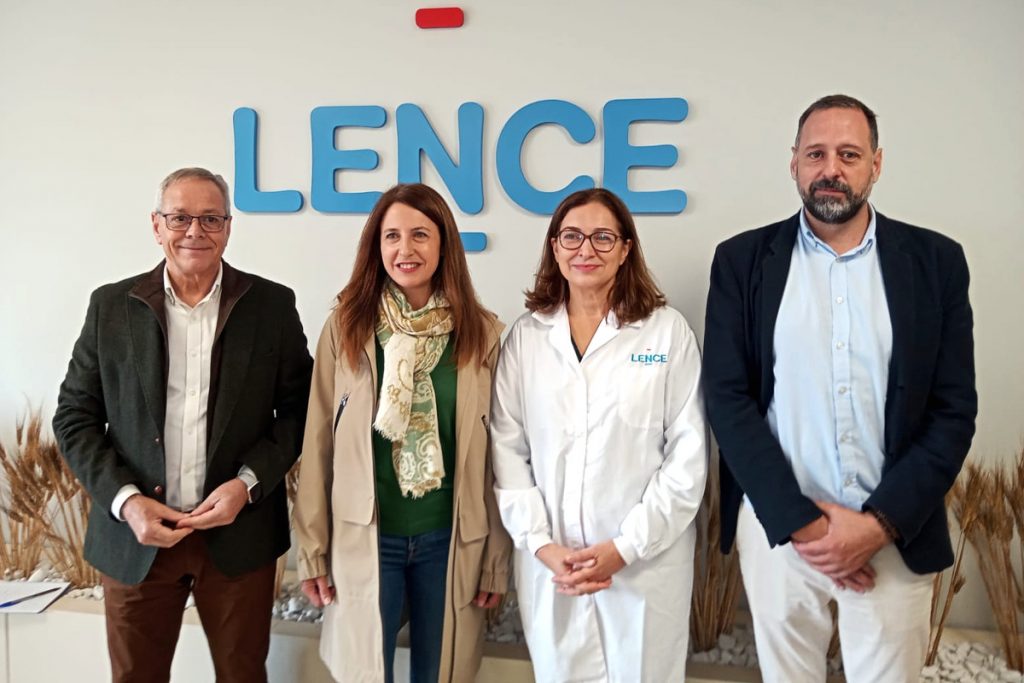 María José Gómez, acompañada de José Balseiros, xunto a Carmen Lence e Jesús García na planta de Leite Río no Ceao