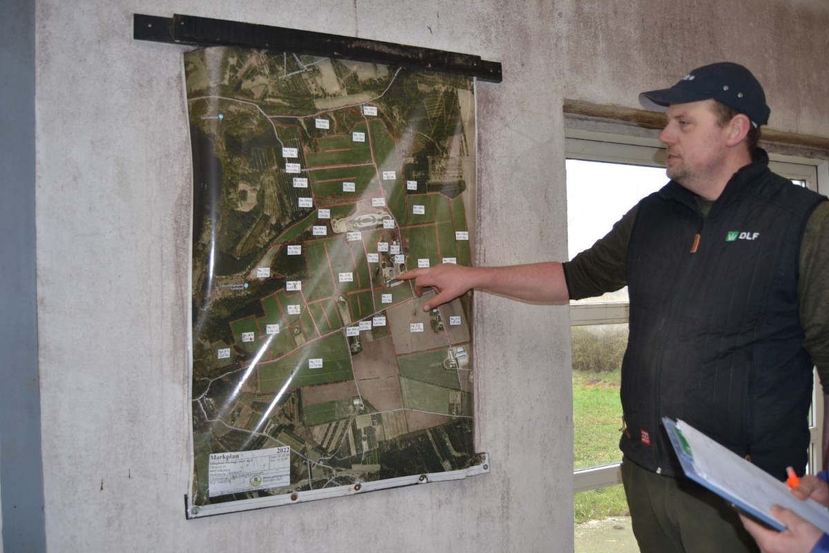 Gert fronte ao mapa das 100 hectáreas destinadas ao pastoreo.