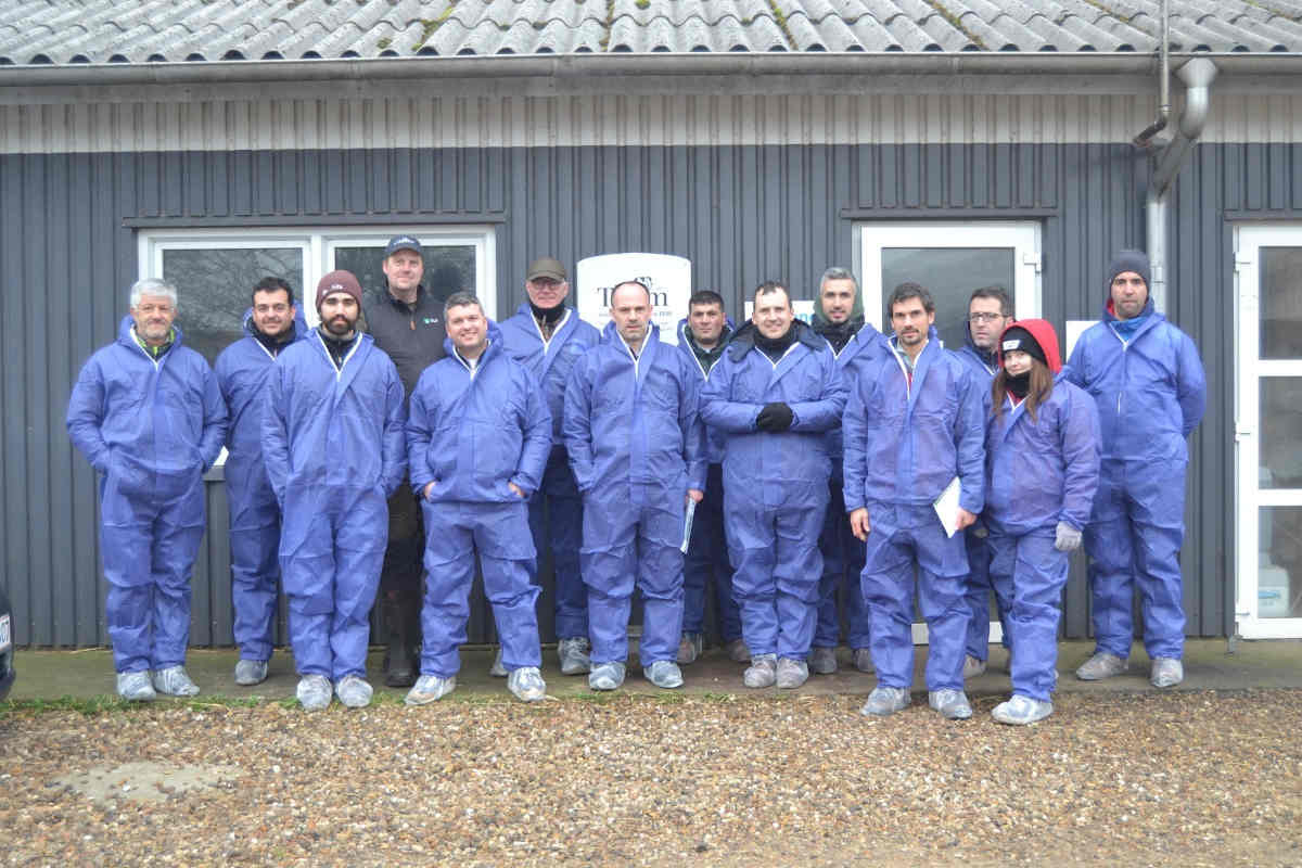 Grupo de gandeiros durante a visita a Ellinglund Økologi. 